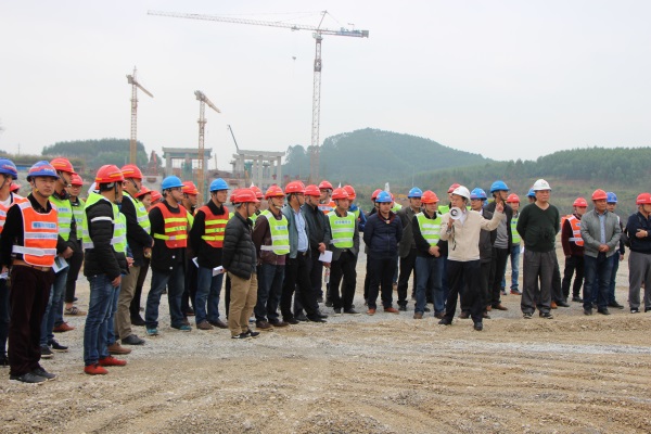 柳南改擴建全線(xiàn)安全管理人員參觀(guān)特大橋施工現場(chǎng)（修改尺寸）.jpg