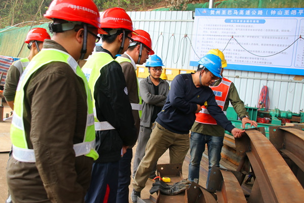圖一：召開(kāi)進(jìn)洞前現場(chǎng)會(huì )議，檢查鋼拱架.jpg
