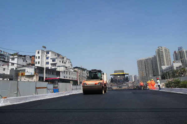 大學(xué)路3標率先開(kāi)展路面瀝青鋪攤工作.jpg